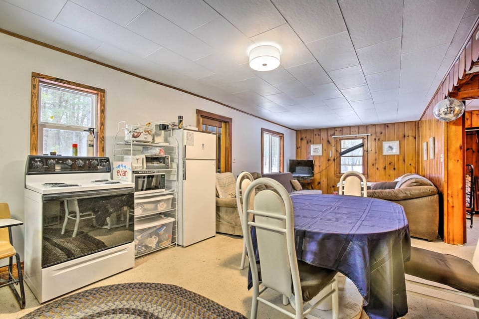 Dining Area | Dishware/Flatware Provided