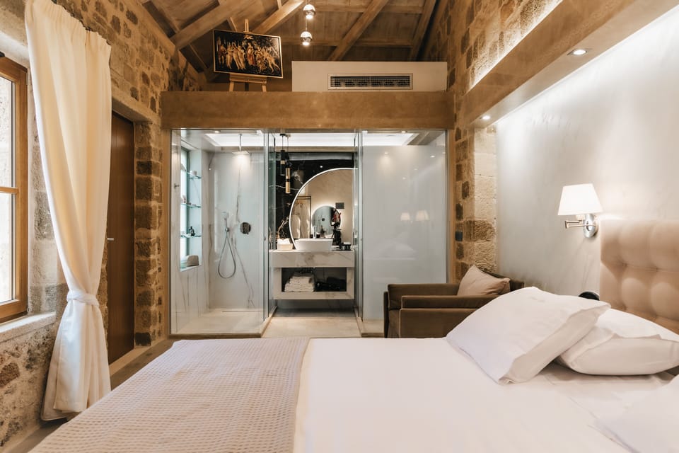 Junior Studio Suite | Premium bedding, pillowtop beds, minibar, blackout drapes
