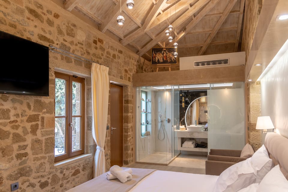 Junior Studio Suite | Premium bedding, pillowtop beds, minibar, blackout drapes