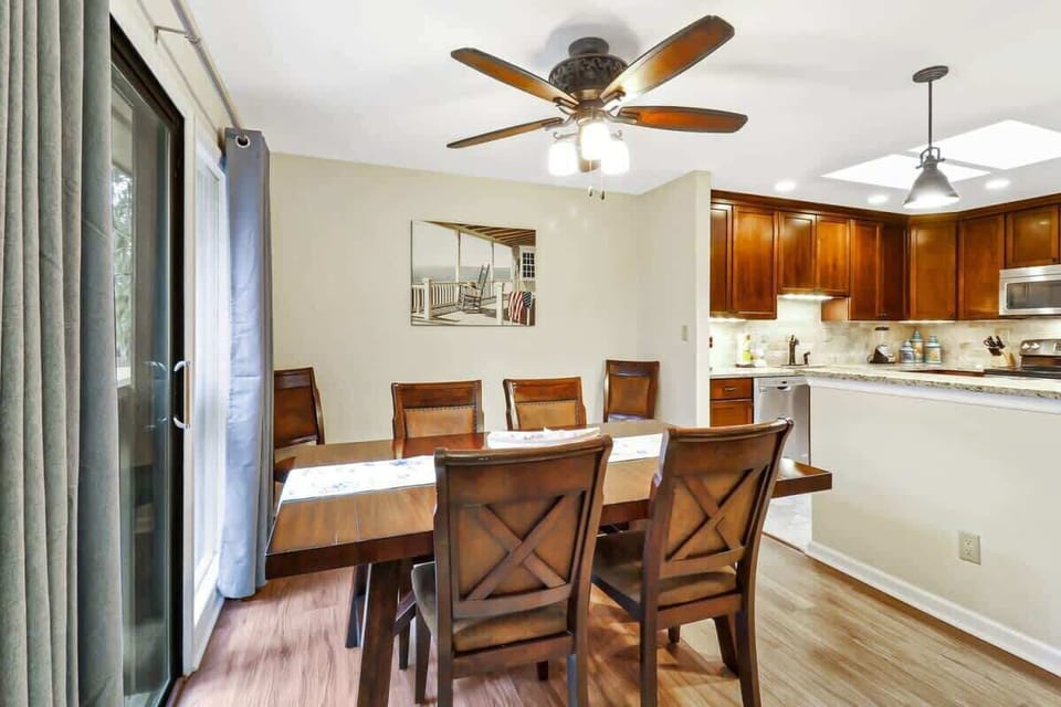Dining Area Seats 6