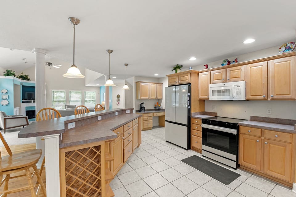 CL565: Hampton Street Retreat l Mid Level Kitchen