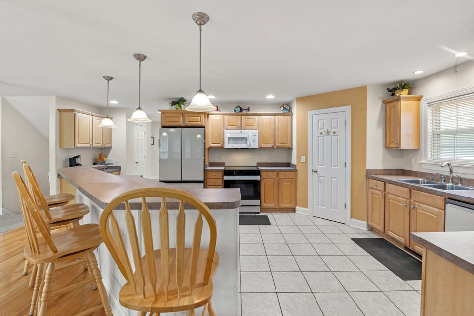 CL565: Hampton Street Retreat l Mid Level Kitchen