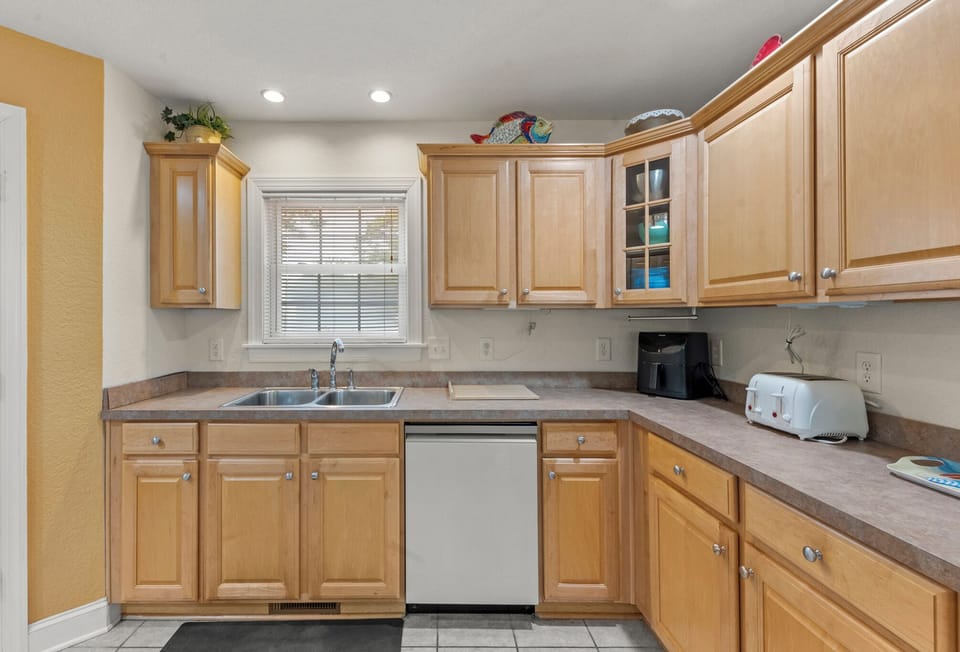 CL565: Hampton Street Retreat l Mid Level Kitchen