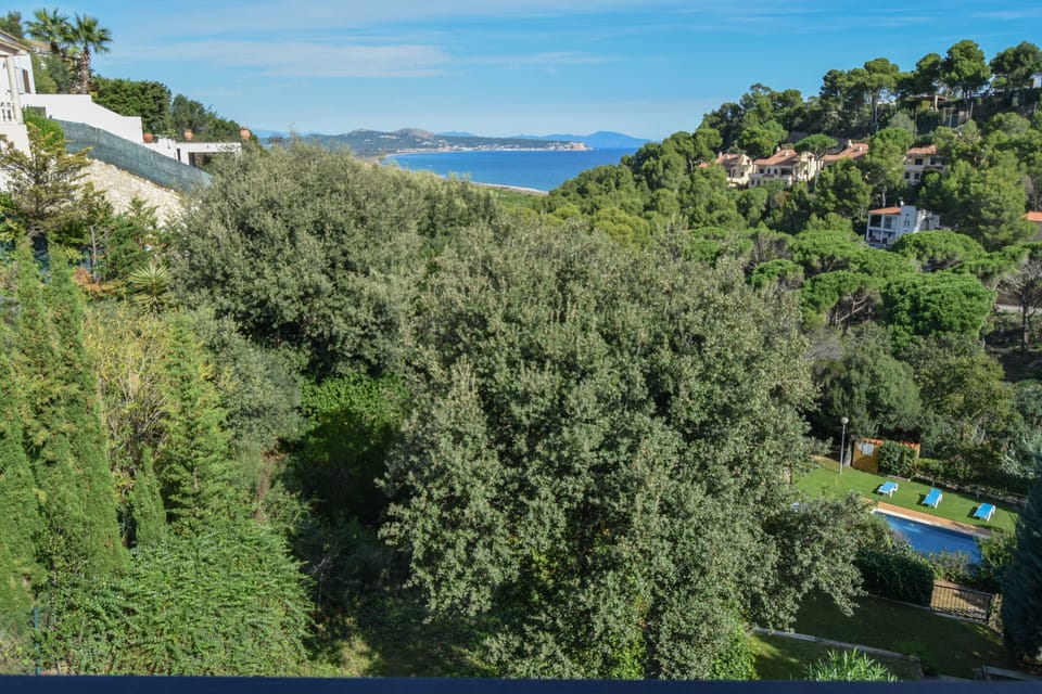 Semi-attached house with sea views to 1.5 kms to the beach. 6 people.BEGUR