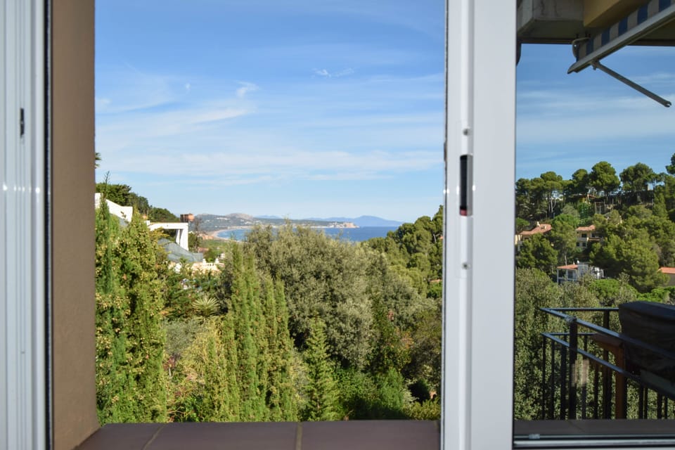 Semi-attached house with sea views to 1.5 kms to the beach. 6 people.BEGUR