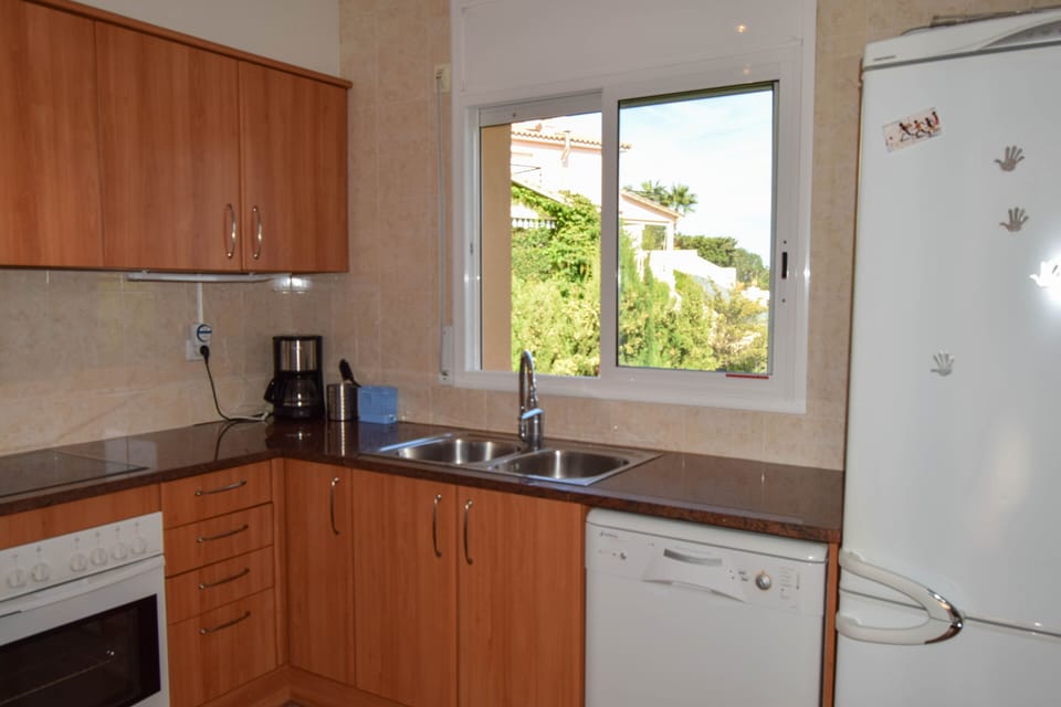 Semi-attached house with sea views to 1.5 kms to the beach. 6 people.BEGUR