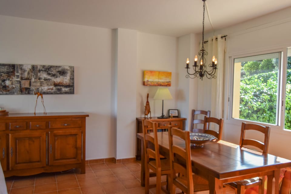 Semi-attached house with sea views to 1.5 kms to the beach. 6 people.BEGUR