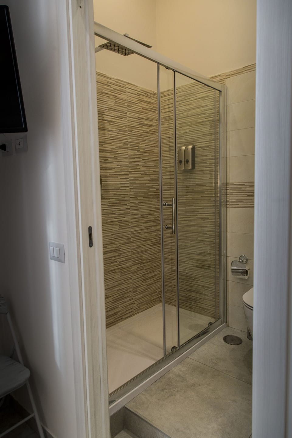Shower, rainfall showerhead, free toiletries, hair dryer