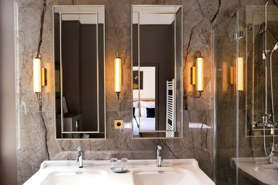 Junior Room | Bathroom | Shower, rainfall showerhead, free toiletries, hair dryer