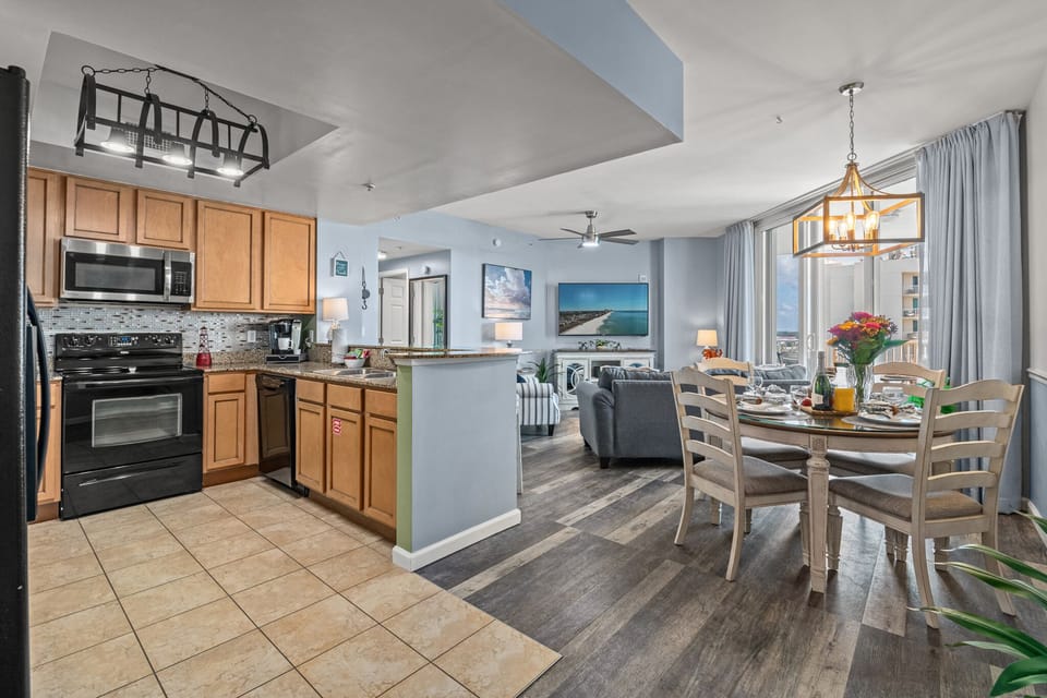 Open floor plan, come enjoy the Florida life style in this 5 star unit! 