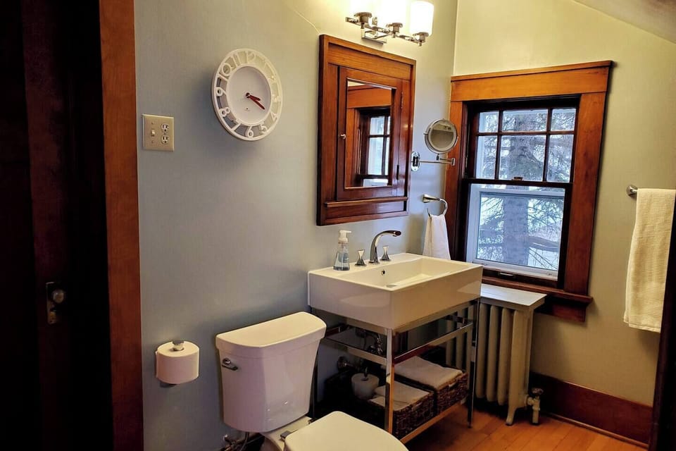 Upstairs bathroom with access to the hall and the adjoining bedroom