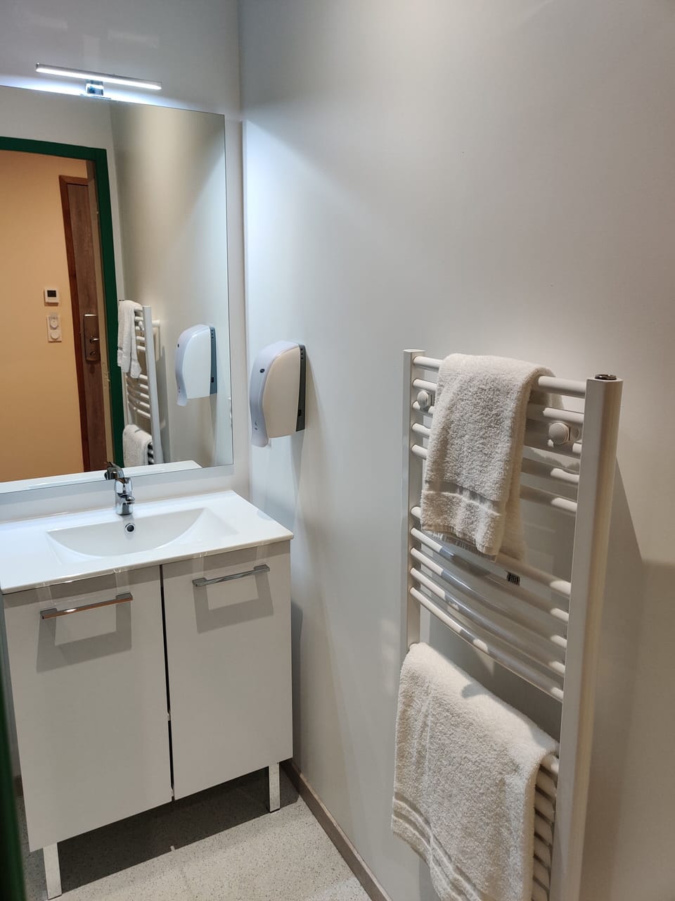 Classic Double or Twin Room | Bathroom | Shower, towels