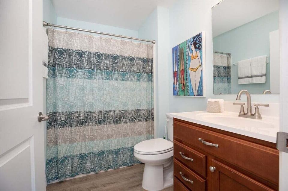 Your fullbathroom en-suite to the master bedroom.