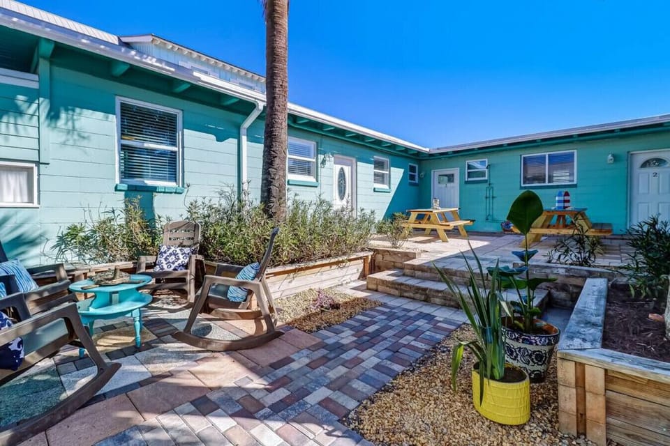 Shared courtyard | Two dining tables | Gas grill