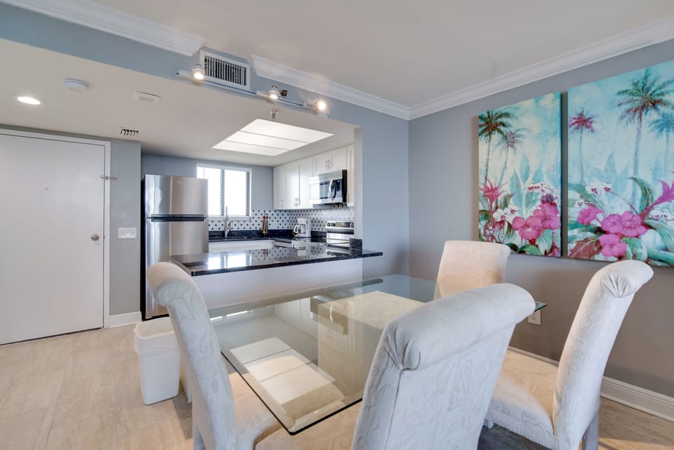 Dining Area | 5th-Floor Condo
