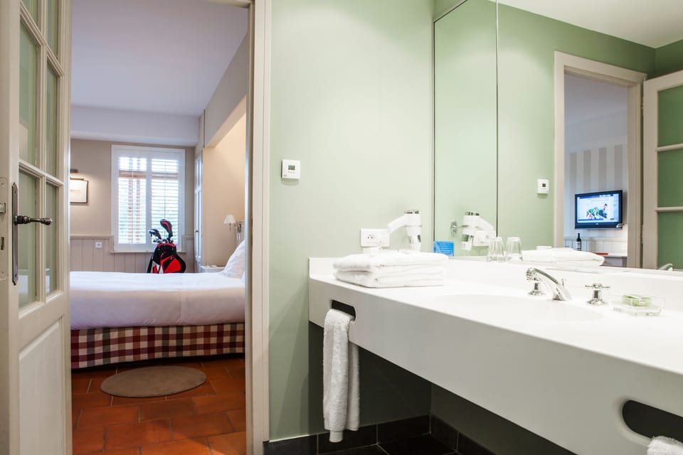 Shower, free toiletries, hair dryer, bathrobes