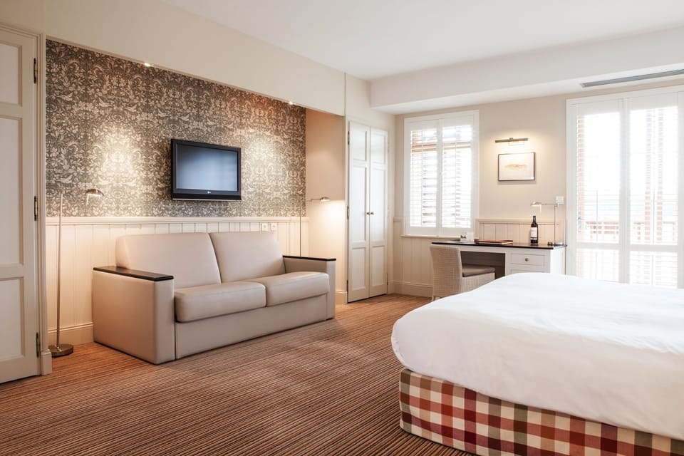 Minibar, in-room safe, desk, iron/ironing board
