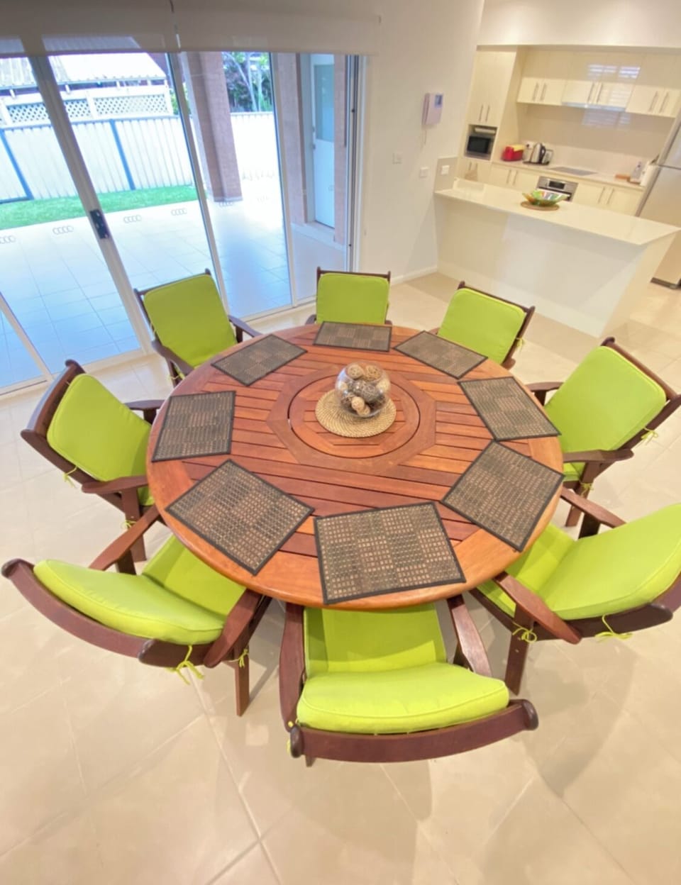 8 seater round dining table 