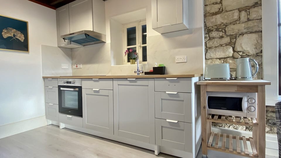 Design House | Private kitchen | Fridge, microwave, oven, stovetop