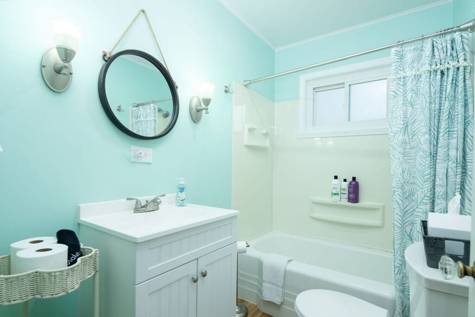 Bathroom with tub/shower