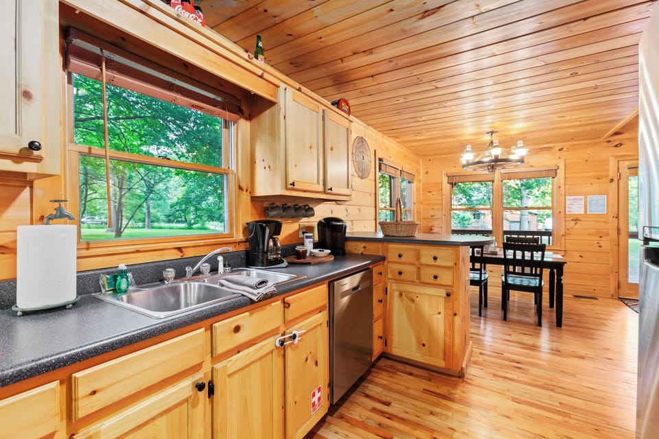 Kitchen: Rustic wood finishes meet modern appliances