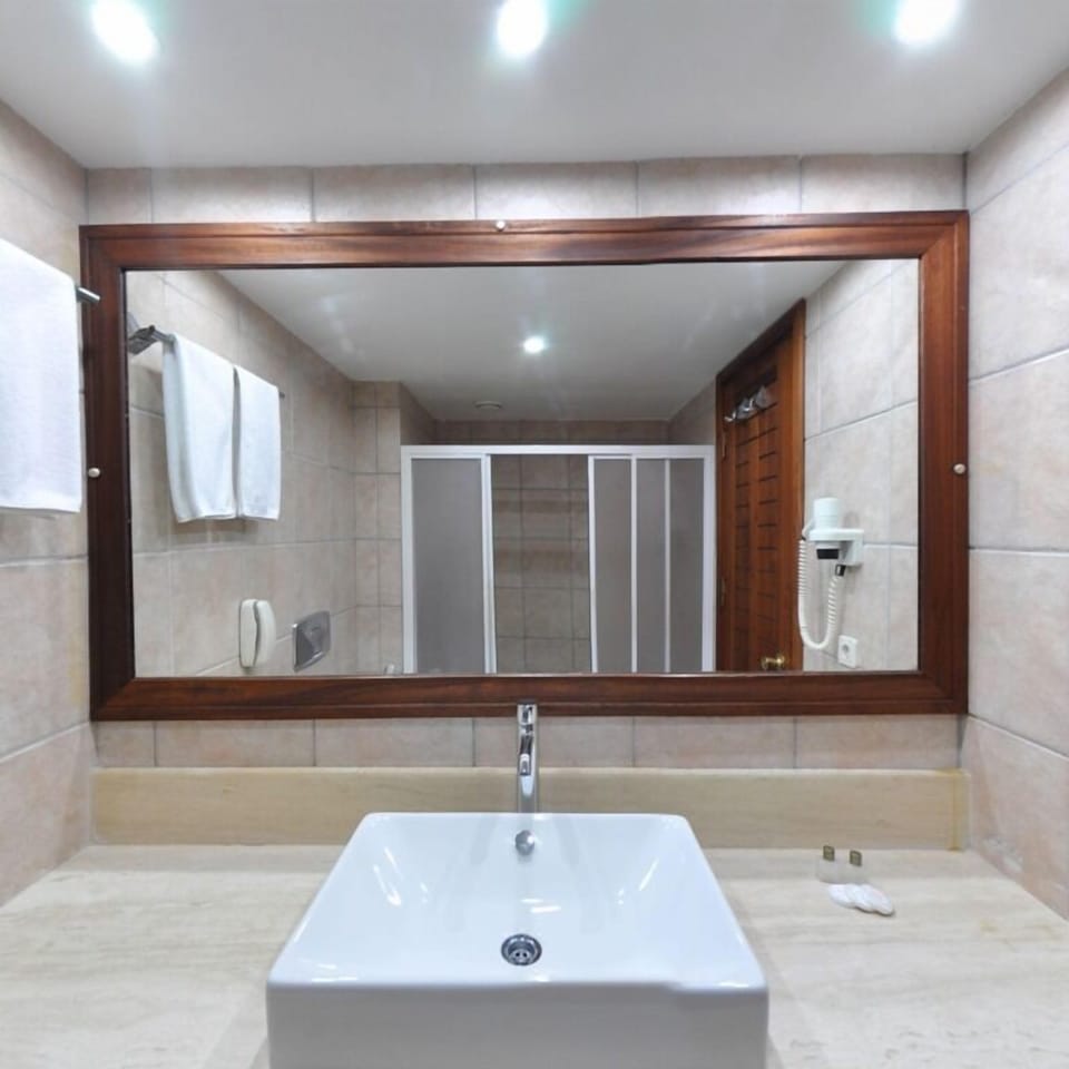 Standard Room | Bathroom | Shower, free toiletries, hair dryer, towels