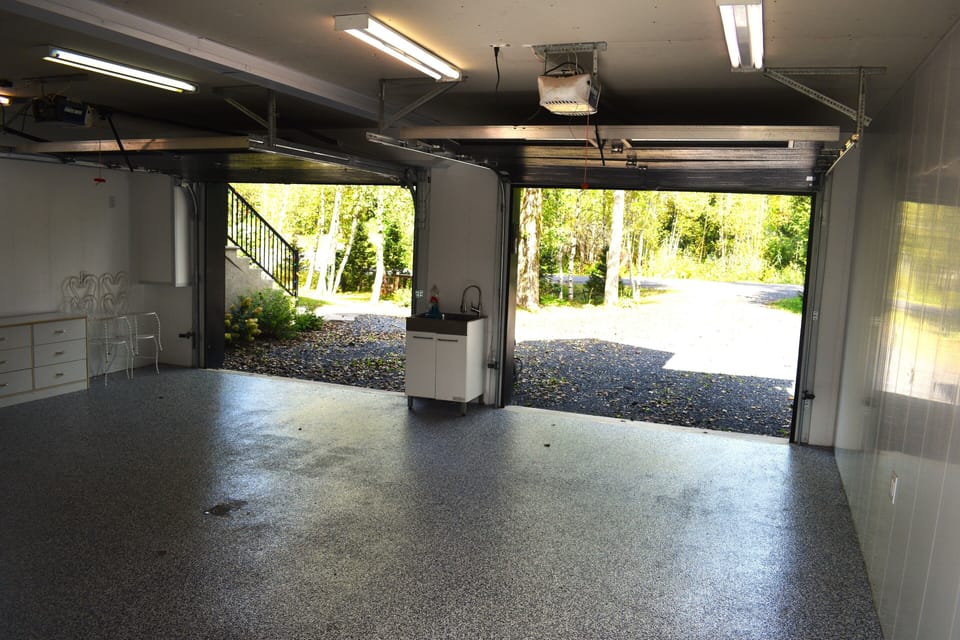 Indoor garage: 2 places.