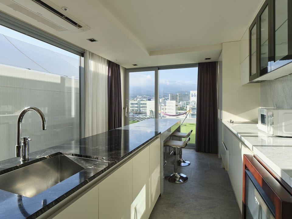 Penthouse - Max 4, Top Floor | Premium bedding, desk, soundproofing, free WiFi