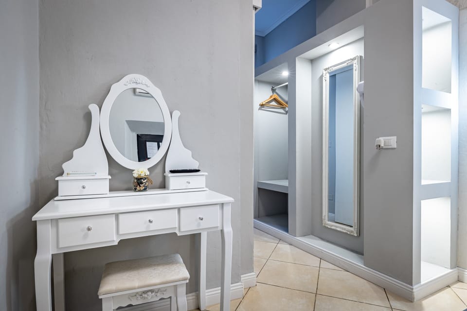 Economy Double Room, 1 Queen Bed | In-room safe, blackout drapes, soundproofing, iron/ironing board