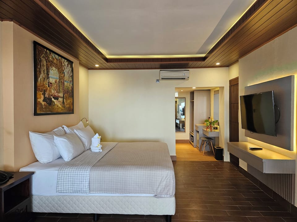 Deluxe Room, Sea View, Beachside | Minibar, in-room safe, desk, blackout drapes