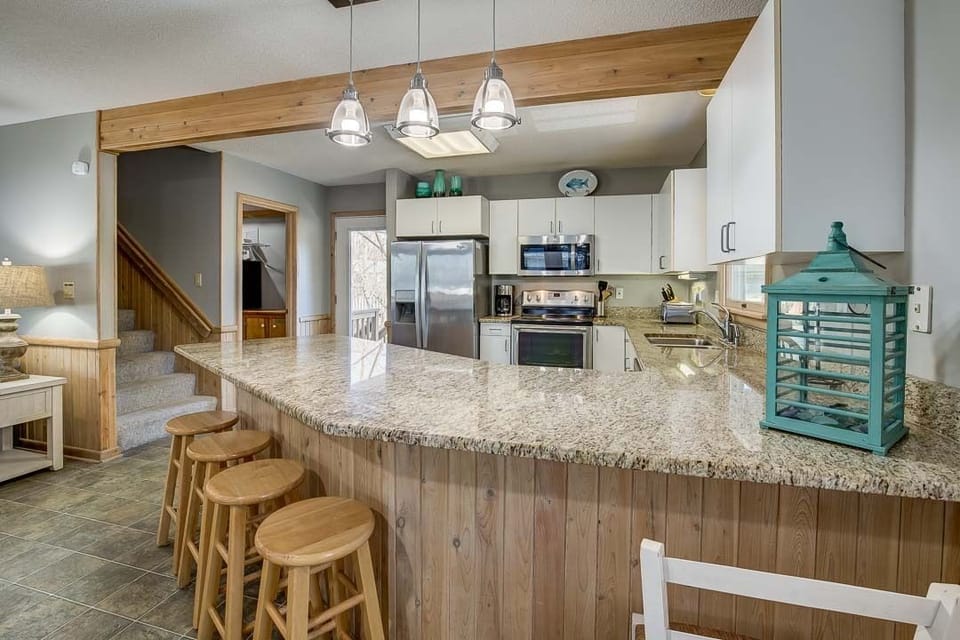 Mid-Level Kitchen with Bar seats 5