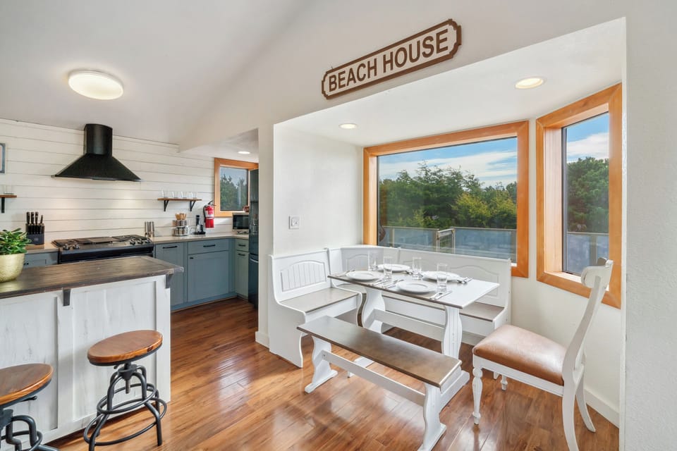 Well laid out breakfast nook area so the family can enjoy meals together.
