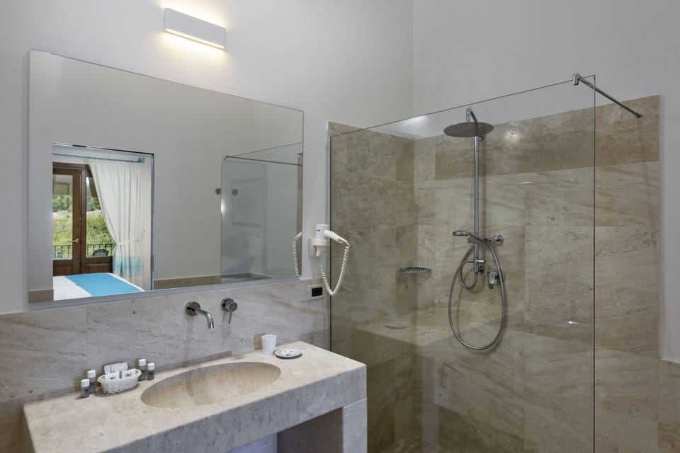 Superior Double or Twin Room | Bathroom | Shower, free toiletries, hair dryer, bidet