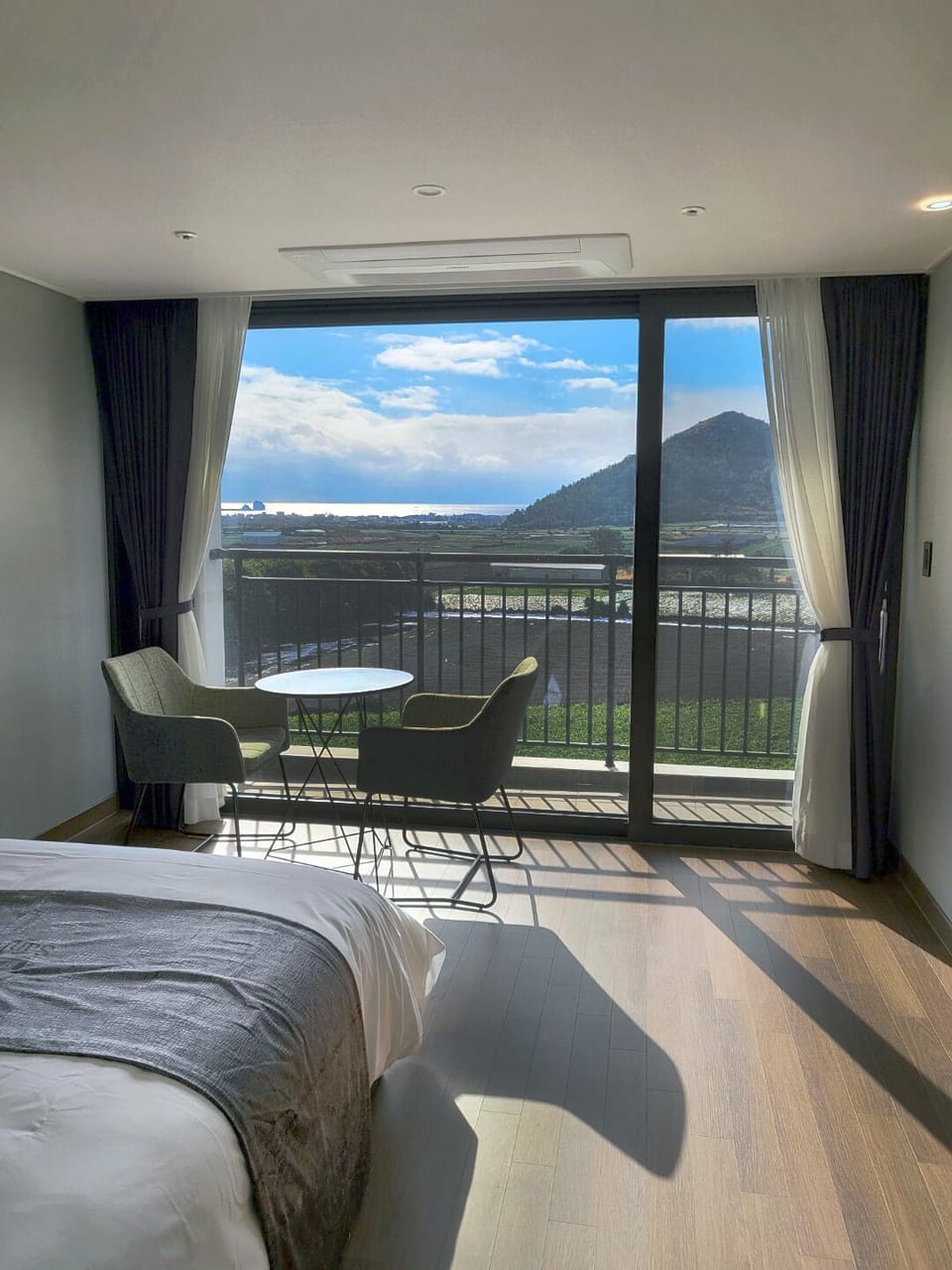 Premium bedding, desk, blackout drapes, free WiFi