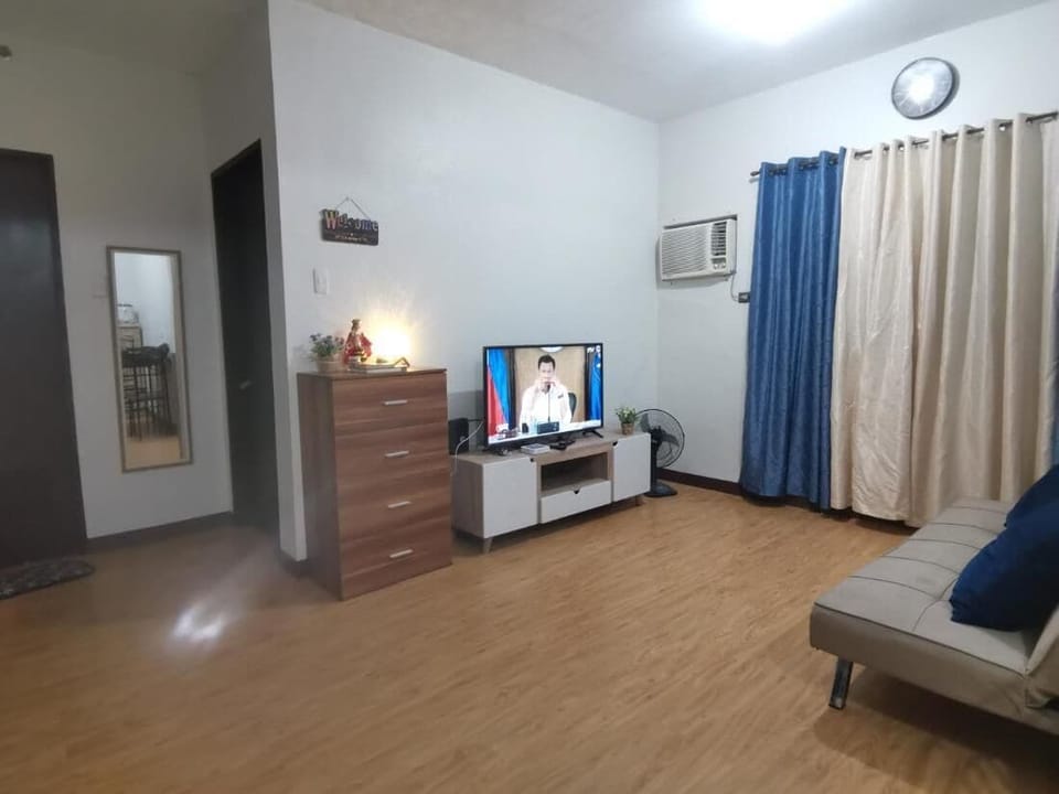 Room, 1 Bedroom, Accessible, Garden View | Living room