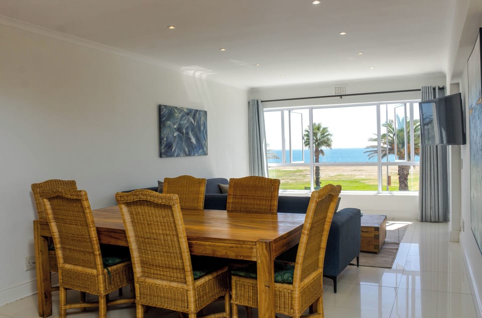 Apartment, 2 Bedrooms, Smoking, Balcony | Dining room