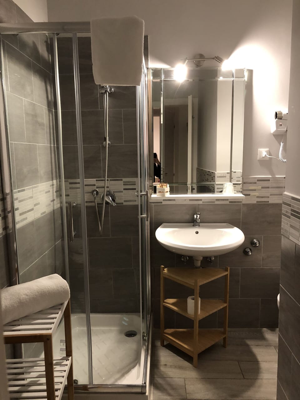 Business Single Room | Bathroom | Rainfall showerhead, free toiletries, hair dryer, towels