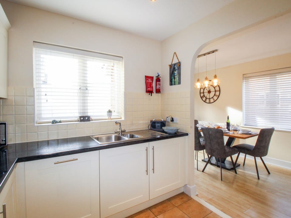 Cottage | Private kitchen | Fridge, dishwasher, electric kettle, toaster