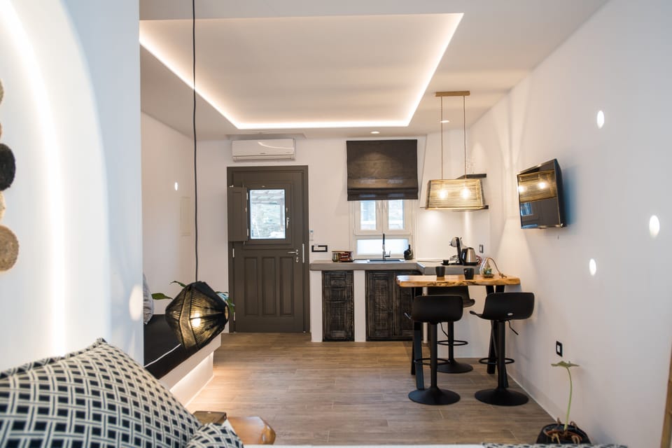Deluxe Studio | In-room safe, laptop workspace, soundproofing, iron/ironing board