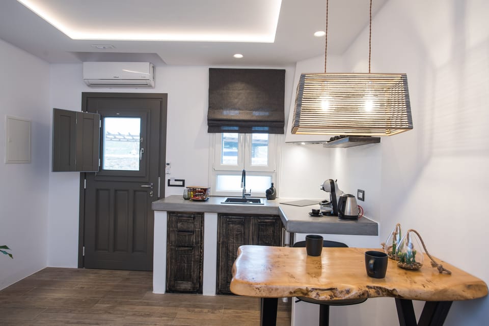 Deluxe Studio | Private kitchenette | Espresso maker, coffee/tea maker, mini-fridge, stovetop