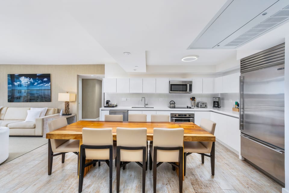 Full Kitchen with Dining Table