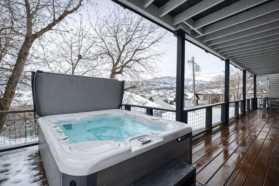 House, 3 Bedrooms | Outdoor spa tub