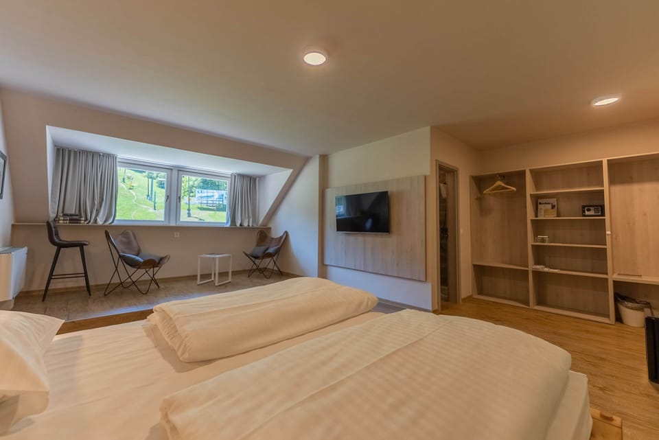 Arena Golden Fox | Minibar, in-room safe, desk, free WiFi
