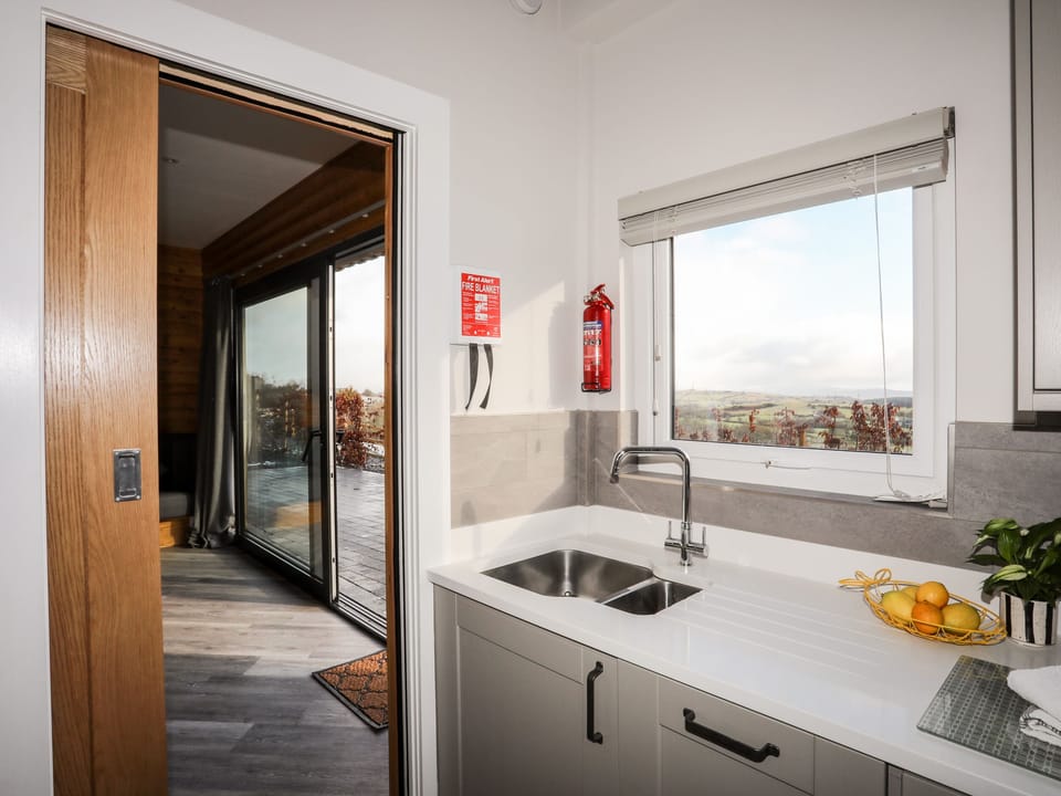 Cottage | Private kitchen | Fridge, microwave, dishwasher, electric kettle