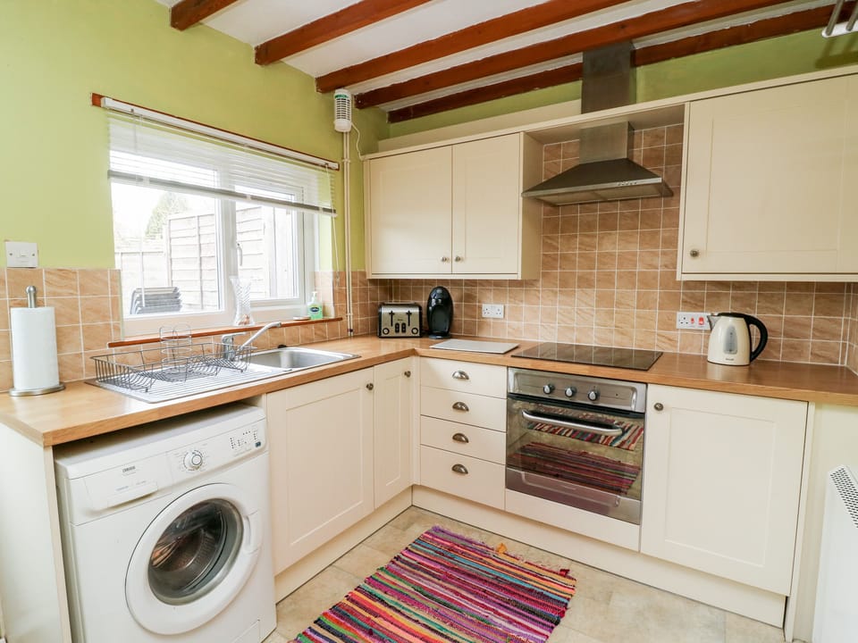 Cottage | Private kitchen | Fridge, microwave, electric kettle, toaster