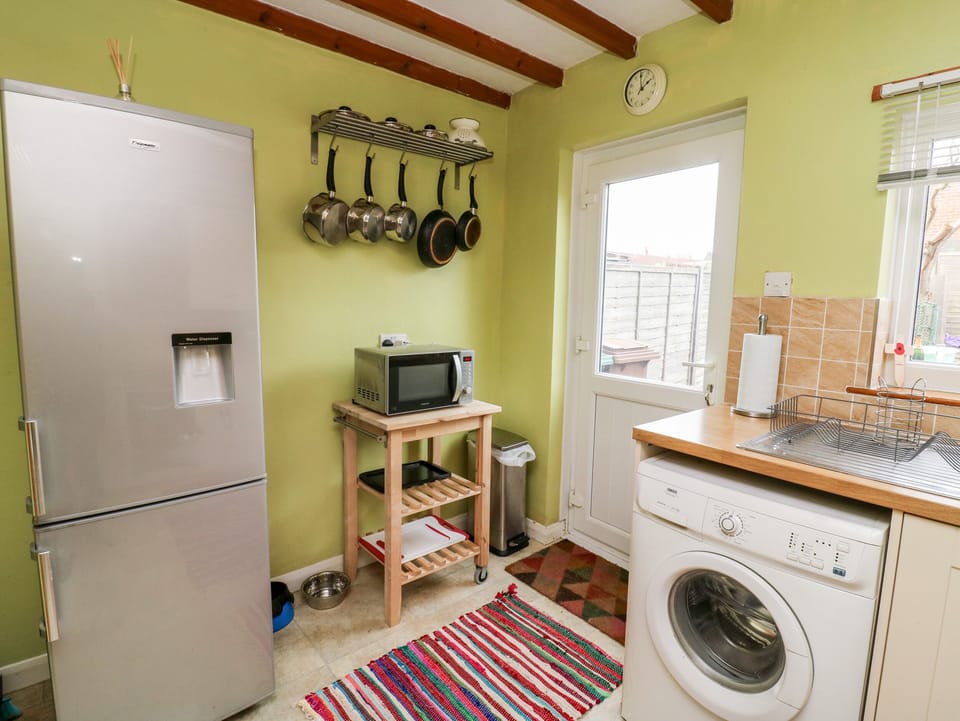 Cottage | Private kitchen | Fridge, microwave, electric kettle, toaster