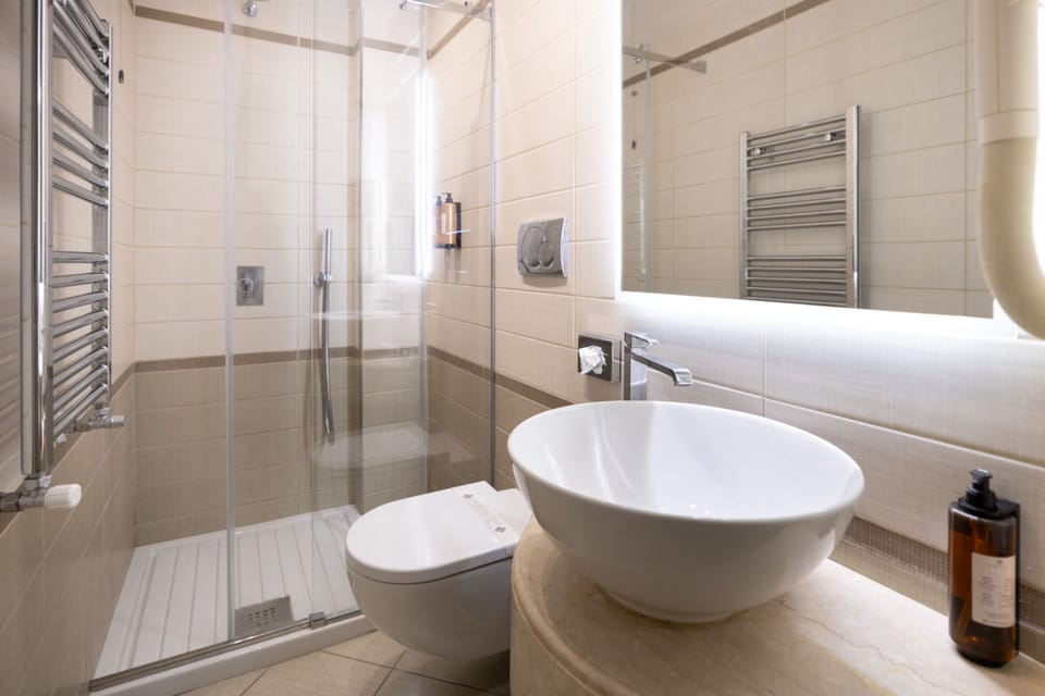 Standard Room | Minibar, in-room safe, desk, blackout drapes