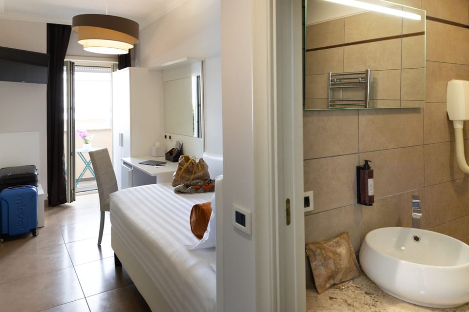 Single Room | Minibar, in-room safe, desk, blackout drapes