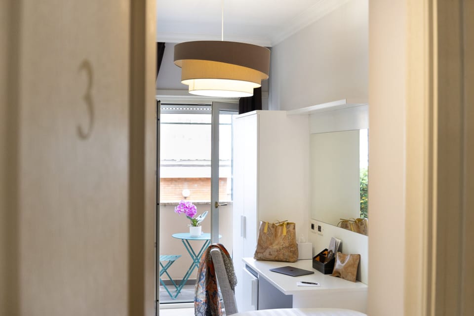 Standard Room | Minibar, in-room safe, desk, blackout drapes