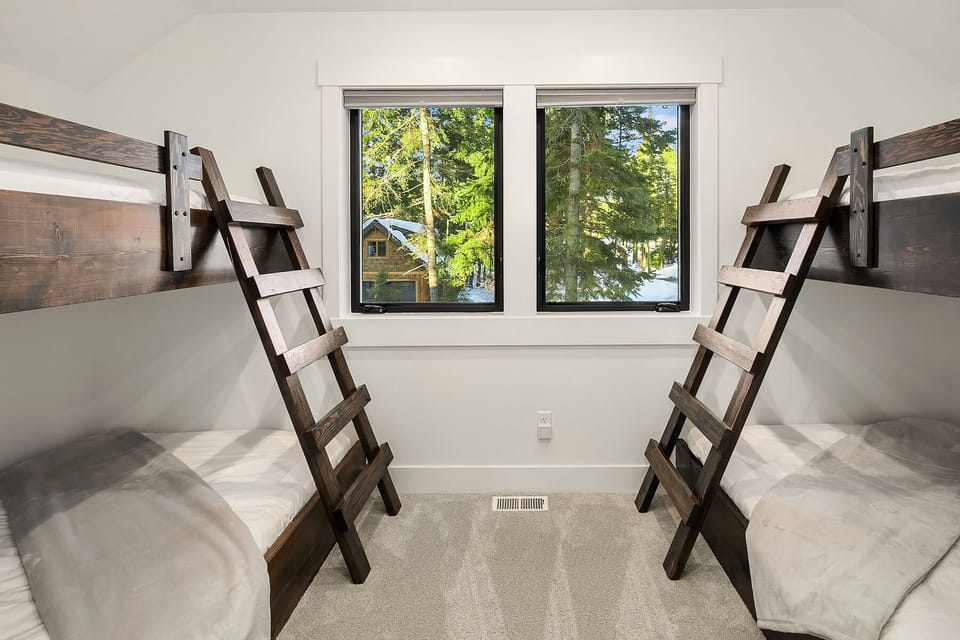 Wildflower in Suncadia: - Bunk room just off the bonus room with two sets of twin over full bunks.